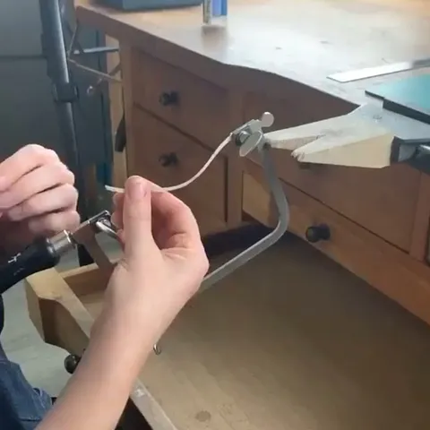 Here is a sanding technique from @lucywalkerjewellery - “Using 3M micro finishing film to clean up the inside of a saw...