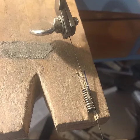 Here is a little bench pin modification for sawing jumprings from @youmnaelsabry - “I hate sawing jump rings, and I...