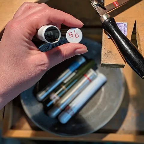 Here is a storage tip for your sawblades that is also great for traveling to classes from @freyjastudio - “While having to...