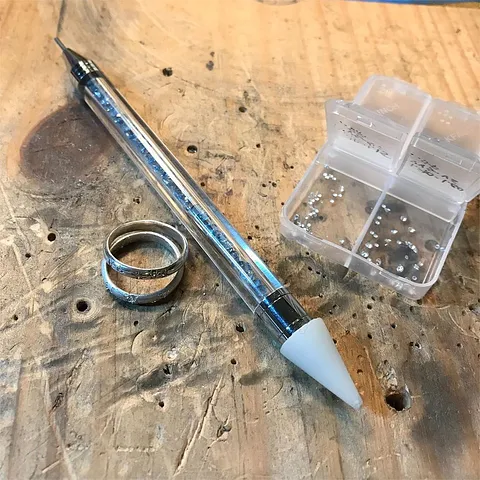 Here is a tip to help you pick up your small stones while setting from @studioltj - “I tried using beeswax on a pick to...