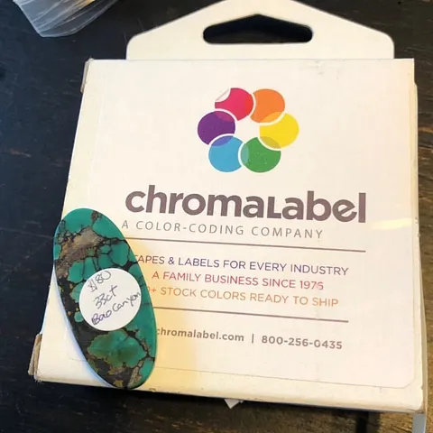 Here is a simple tip to keep track of your cabochons from @beaverstreetgoods - “These little round labels, super helpful...