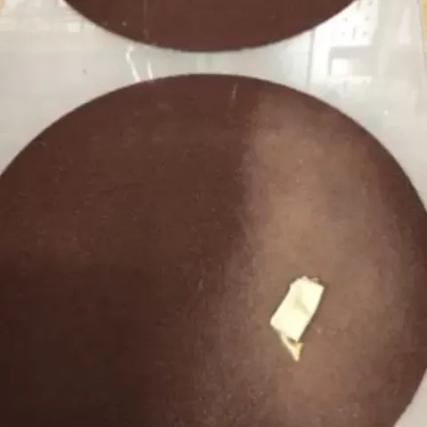 Here is a set up for a flat sanding surface in your studio from @mariannejenningsstudio - “I use round adhesive sanding...