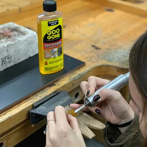 I love this wax working tip shared by @creativesidejewelry - “Use a q-tip to polishing up the inside of your bezel (shown...