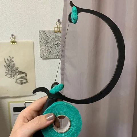 Love this tip for your saw frame from  @goldeulejewelry - “I‘ve had this alligator tape for a while but I‘m just...