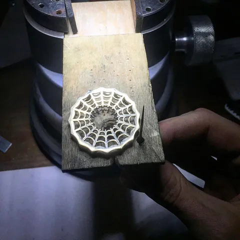 Love this filing tip from @bd_mastermind -
“For fine tuning small pierced or carved areas with a file, clamp a bench pin...