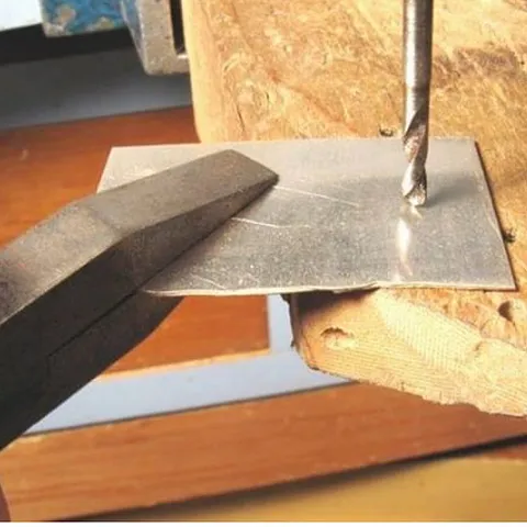 Love this method of holding down an item to be drilled shared by @ganoksin_project - "Small pieces need to be held...