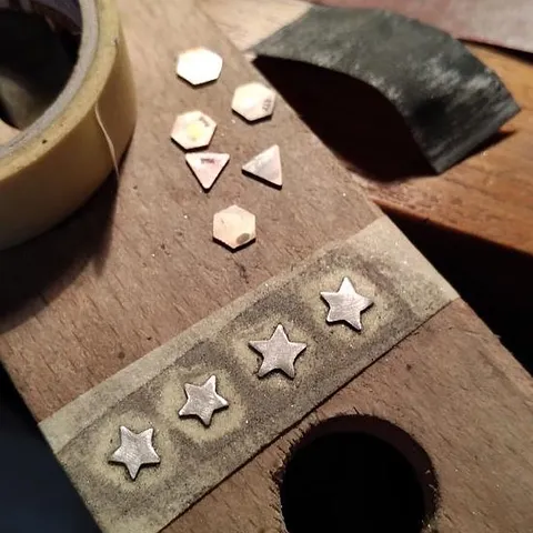 Here is a small part sanding tip from @mooncoocoo_jewelry - ”My thumb hurts from sanding many tiny details for 2 days, so...