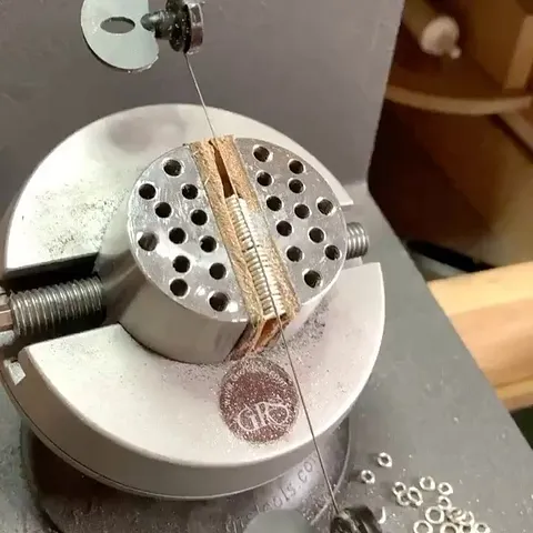 Here is a technique for securing a coil to saw jump rings from @nicholewestdesigns - “I use my @grstools shelf ( #004-665...