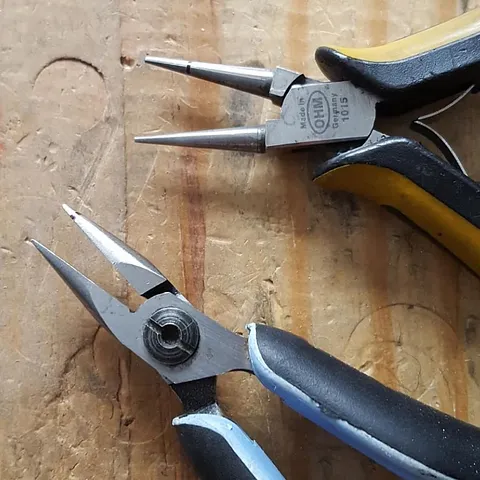 Here is great, simple tip on forming wires from @donamillerstudio -
“When you are working with wire, mark your pliers so...