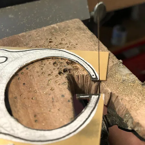 Here is a sawing tip from @customdeluxestudio -
“Which direction should you saw? Accurately following a pattern takes...