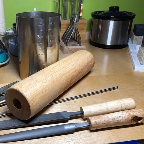 Love this forming #diy tool (and bonus file handles) from @rudeparasol - “It’s been tough finding a short wood form north...