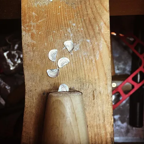 Here is a tip for holding those tiny pieces while filing, sanding and polishing from @thesovereigncrow - “Props to my ring...