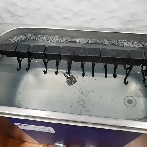 Here is a tip for when you place gemstones in your ultrasonic from (SOUND ON if you want to hear him explain it 😁)...