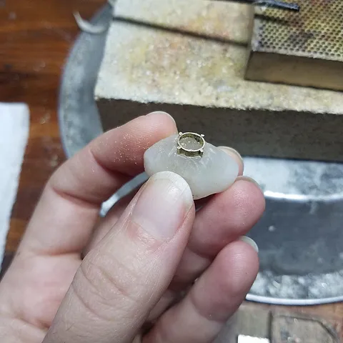 Here is a tip for shaping prong settings from @moonhoney.jewelry - “Here's one of my favorite (and often overlooked) ways...