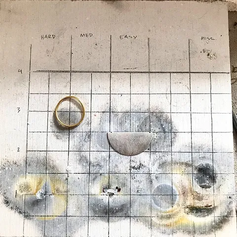 Love this soldering tip from @the_alkaimist - “Here’s a trick I use at my bench for aligning things evenly when soldering!...