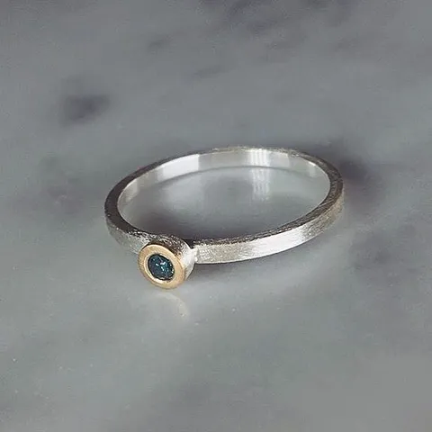 Jeweler (and former co-worker of mine 💕) @hnossdesign dropping knowledge about her unique setting which is 18k gold on top...
