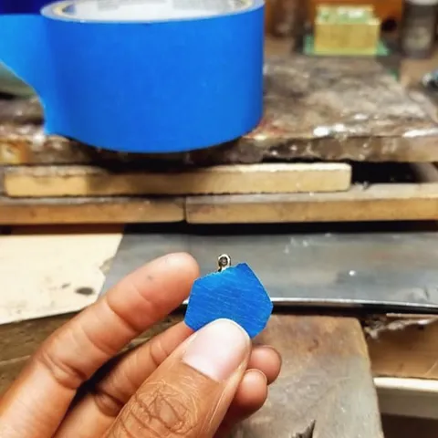 This method of protecting a stone while polishing is pure genius, thank you so much @fione_harvey - “3M Scotch- Blue...