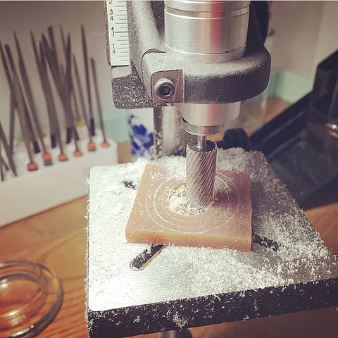 This tip for carving wax bezels is genius! Thanks for sharing @kastjewelryco ”Finally getting the hang of a technique I...