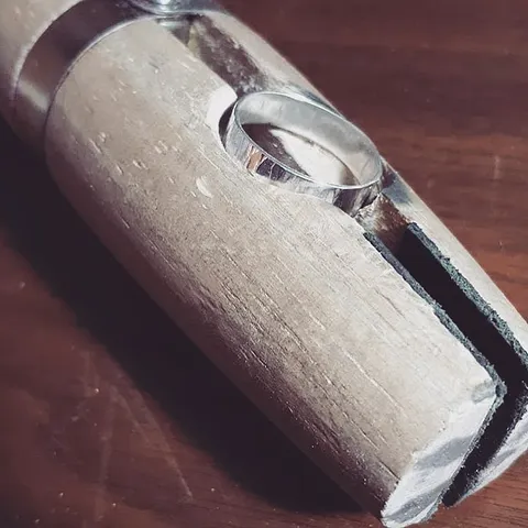 Love this adaptation for a ring clamp to hold a ring while polishing the inside @fibre.and.flame -
“I cut some grooves in...