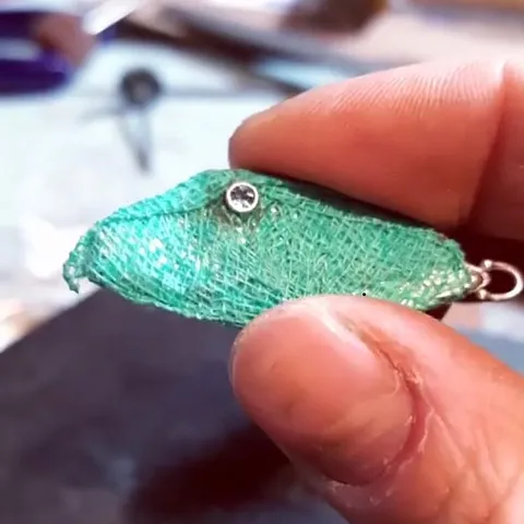 I’d never seen alligator tape used this way! Thank you so much for sharing this genius idea @hannah.lynn.jewelry - “Some...