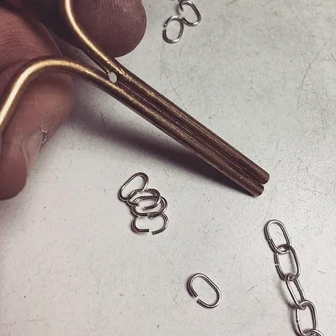 I wanted to share another brilliant chain making tip since there is still a week to join the March #metalsmithchallenge...