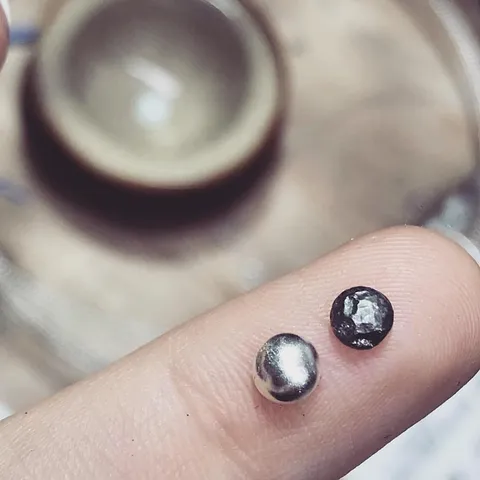 When you want to create super smooth, silver balls (for decorative elements), fine silver is the obvious choice! Amazing...