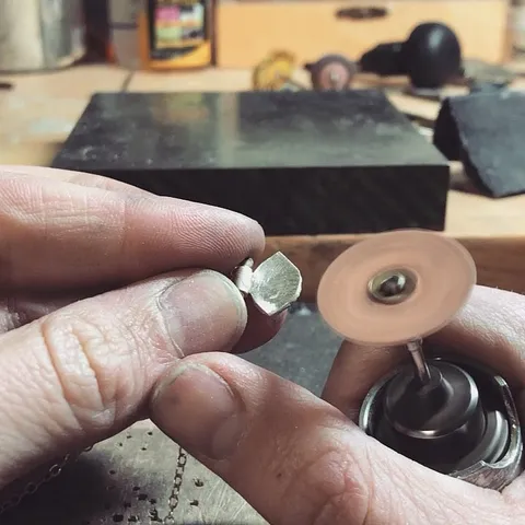 Moore’s snap on discs are one of my absolute favorite tools for the @foredomelectric flexshaft. They can be snapped on...