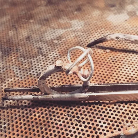 Here is another prong hack from @shop_kajsjewelry she solders an X with two wires, then she forms the arches around her...