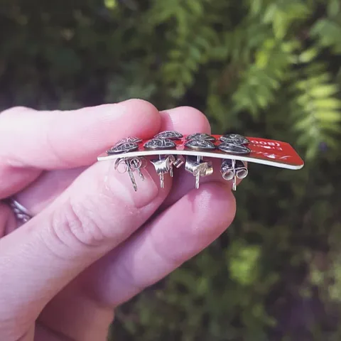 When you need to throw some earrings in the tumbler and don’t want to spend 20 minutes digging through shots 🤯...