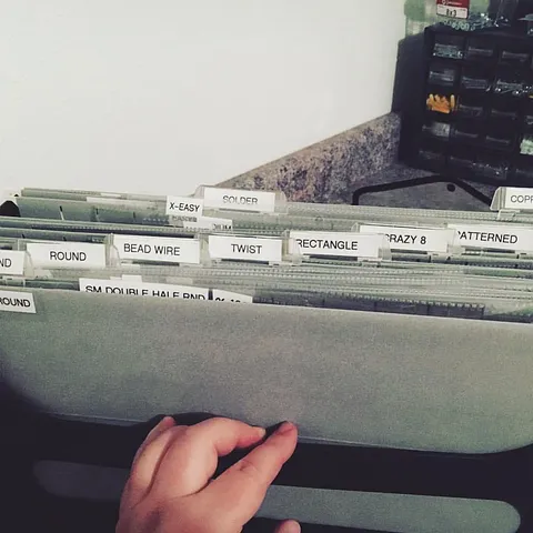 Here’s a way to organize ALL THE METAL 😍🤯👩‍🏭 @salaciousstones uses hanging folders to store her ✔️ sheet metal ✔️...