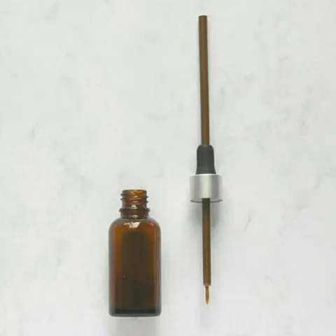 It’s a #DIY flux bottle from French jewelry blogger @apprendre_la_bijouterie - you take a glass dropper bottle and with...