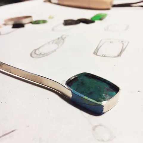 Here is a genius way to cut your bezel wire from @seaneckel.jewelry he wrapped 3m painters tape around the wires once he...