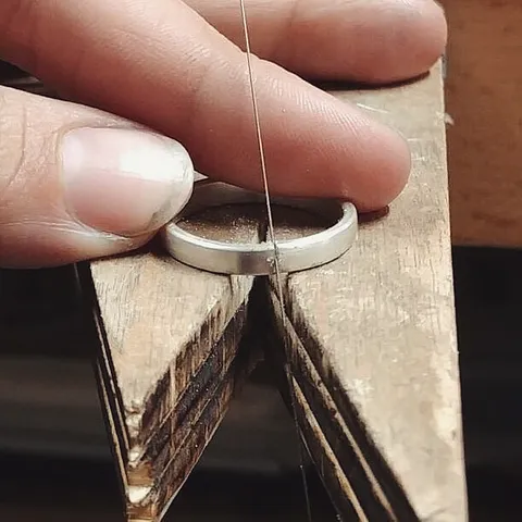When you want that perfect seam, use this tip from @silent.g.designs - “Form the ring band, file the ends as best you can,...