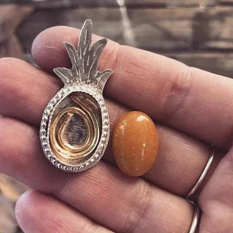 Let’s discuss some bezel setting solutions! @beachyandcreepy needed to raise her stone inside her setting (instead of...