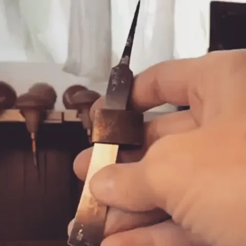 This hot tip from @susan_ewington_jewellery 🤯 She created her own locking tweezers with a strip of folded brass- “The...