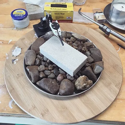 Here is a DIY soldering station built by @dehvaughn “Built my soldering station on an XL lazy Susan, so my third arm can...