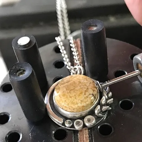 Here is just one of the many solutions for setting a bezel in a tight space (stay tuned for more!) from @gildedpoppyco “I...