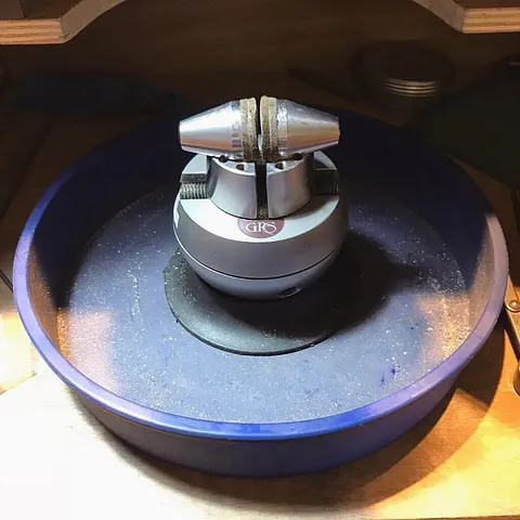 Love this tip from @trevorforrester for those that use a setting block! “I use silicone cake molds around my setting...