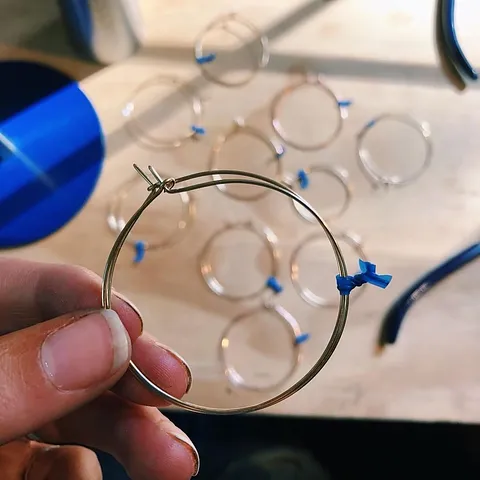 If you are tumbling matching pairs and want to keep them from getting mixed up use this tip from @silverskulljewelry “Any...