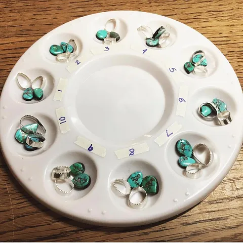 Here is a genius way to keep bezels and stones paired up from @salaciousstones - “When making several pieces at once, use...