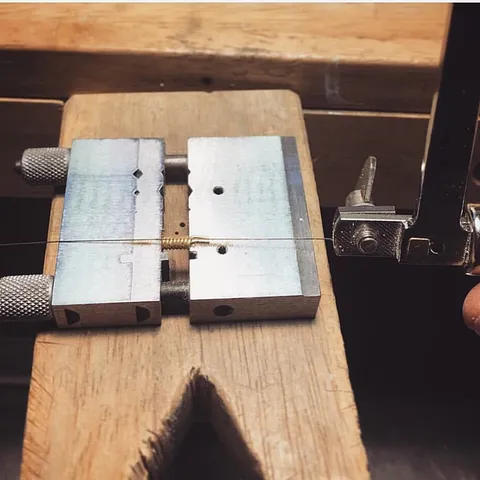 Here is a tip for holding a tiny coil of jump rings while you saw them from @maridesignjewelry -“I found an easier way to...