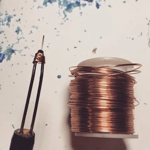 Here is a genius tip for all you wax carvers out there from @un_x_marked - “I use copper wire wrapped around the tip of my...