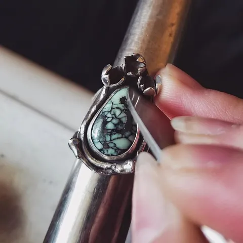 Here is another tip to help you get inside a tight space while bezel setting from @kayinemmetals - “I use a watchmakers...