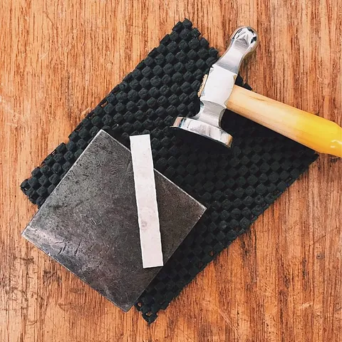 Here is a tip for reducing the noise produced when you are hammering 🙋‍♀️🙏🏻 @the_darksister -“I use drawer liner under my...