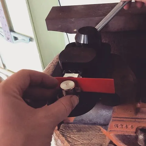 Here is a tip for protecting your metal while forming! Here I’m using the amazing @pepetools_usa Superior Ring Bending...