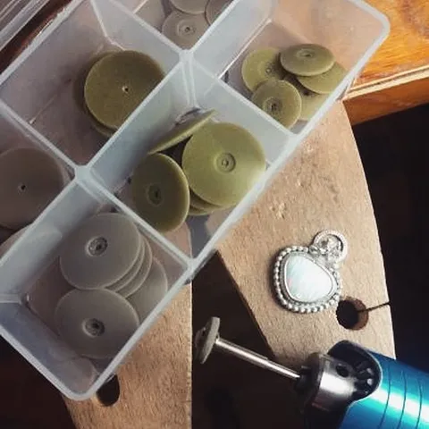 Here is a tip for getting your bezels smooth like BUDDAH from @lejewelrydesigns -“After using a hammer handpiece, there...