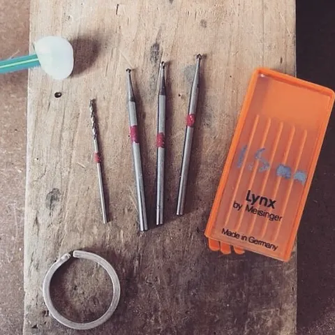 Here is an awesome flush setting tip from @betycampuzanojoyeria to kick off this months #metalsmithchallenge! “This is how...