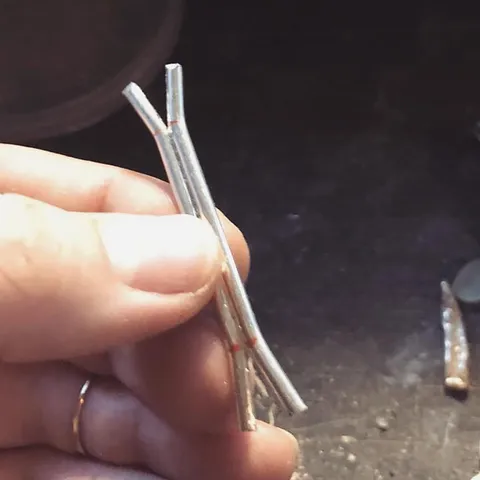 Here is a tip for creating a split shank ring from @la_soucique_studio - “I have always had trouble getting split shanks...