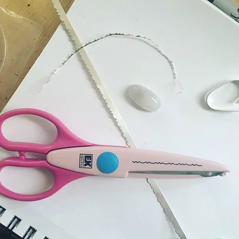 Absolutely love this tip from @quietsparkle - she uses craft scissors to cut decorative bezels from her plain 28g bezel...