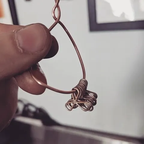 Here is a great tip for when you are soldering multiple small pieces from @emilymarquisdesigns - “I use thick gauge copper...